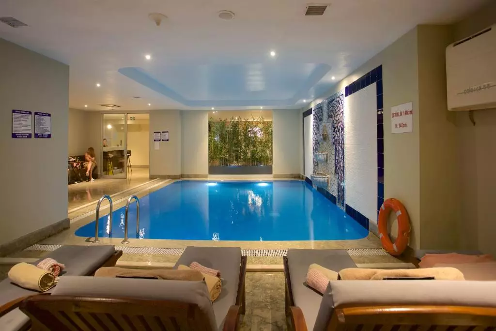 استخر Ramada by Wyndham Istanbul Taksim